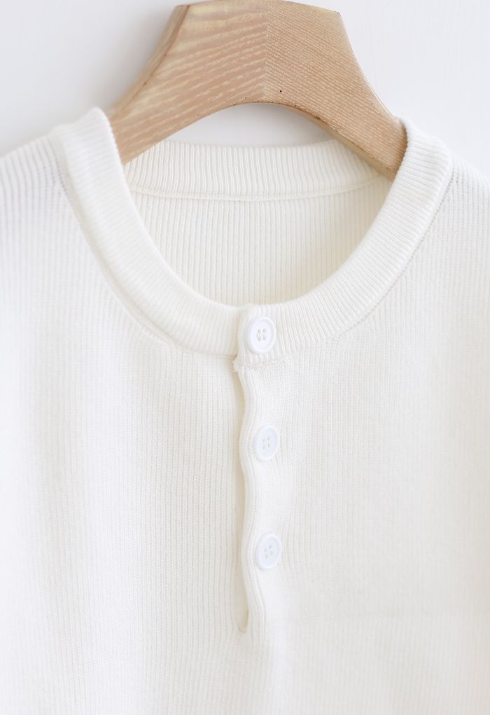 Pull en tricot à manches évasées boutonné en blanc