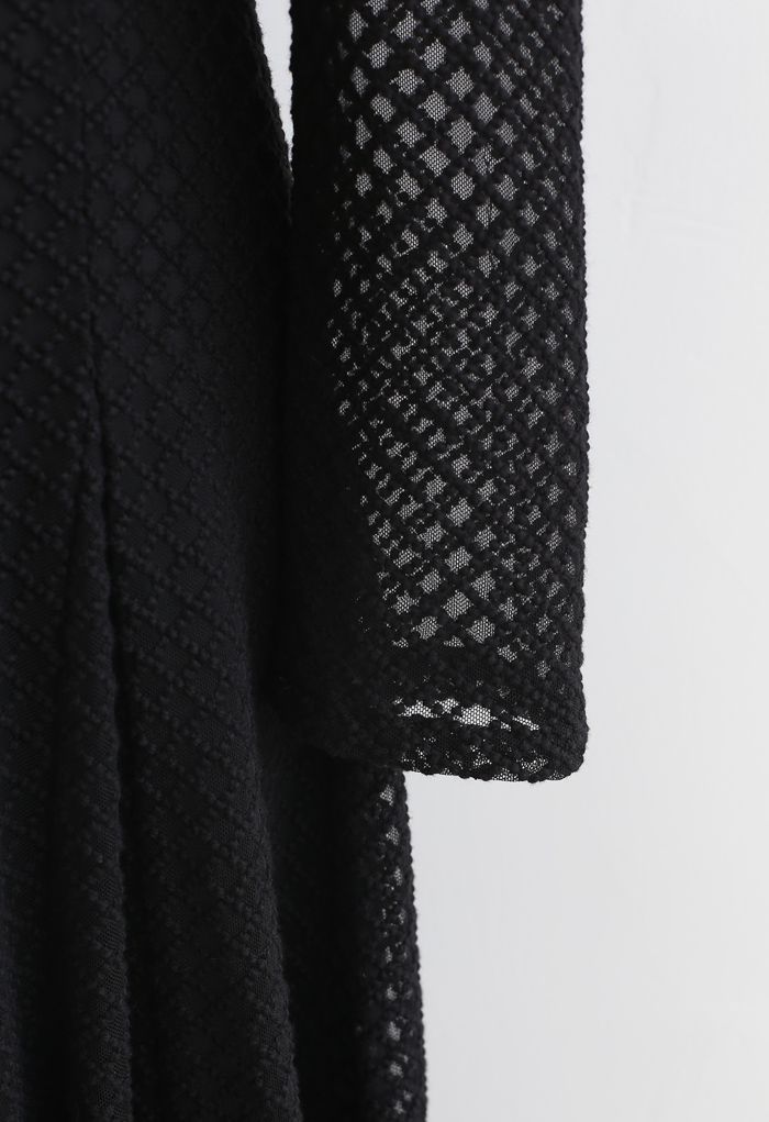 Robe texturée à col en V et à volants en noir