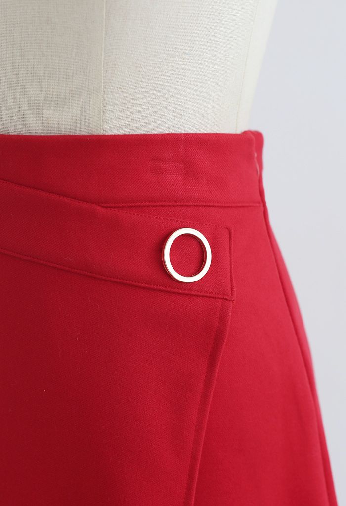 Mini-jupe à ourlet asymétrique avec détail de joint torique en rouge