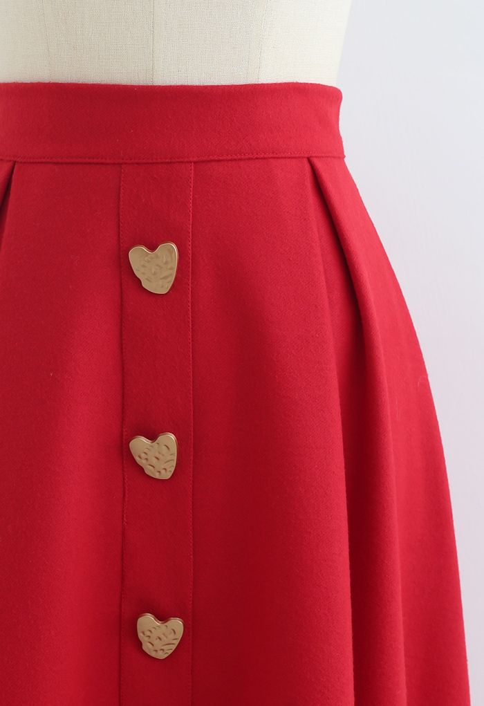 Jupe mi-longue trapèze ornée de boutons en forme de cœur en rouge