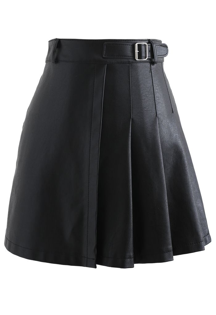 Mini-jupe plissée en faux cuir avec ceinture en noir