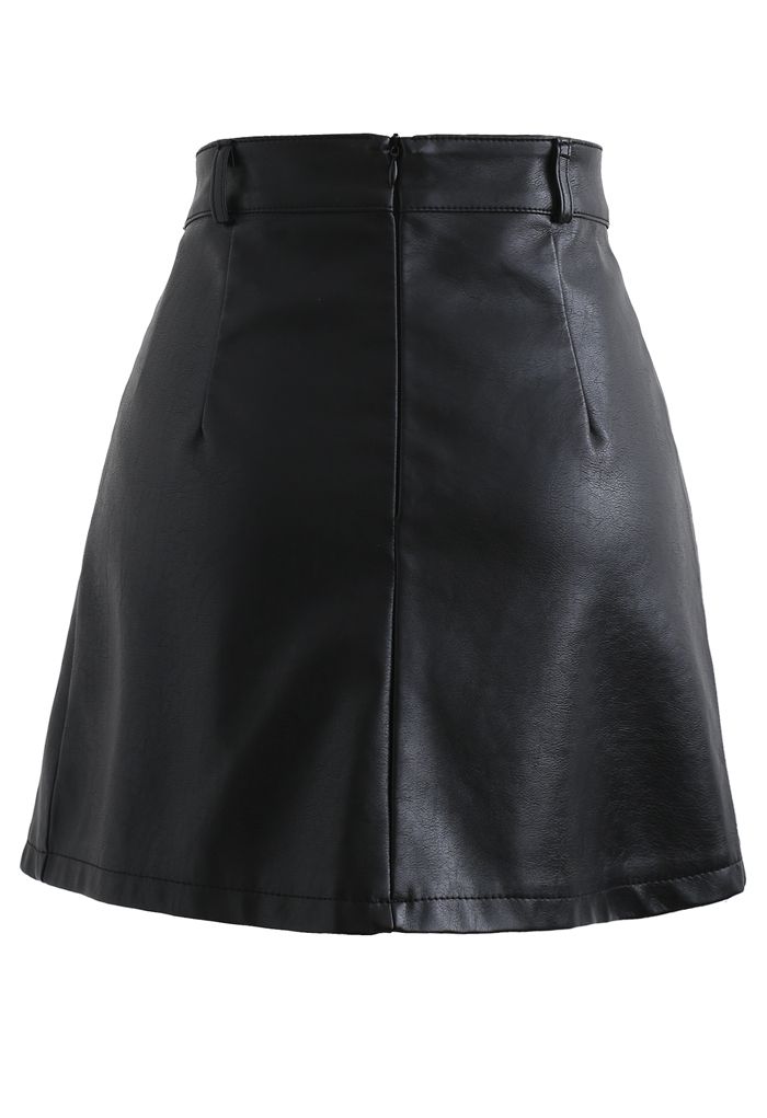Mini-jupe plissée en faux cuir avec ceinture en noir
