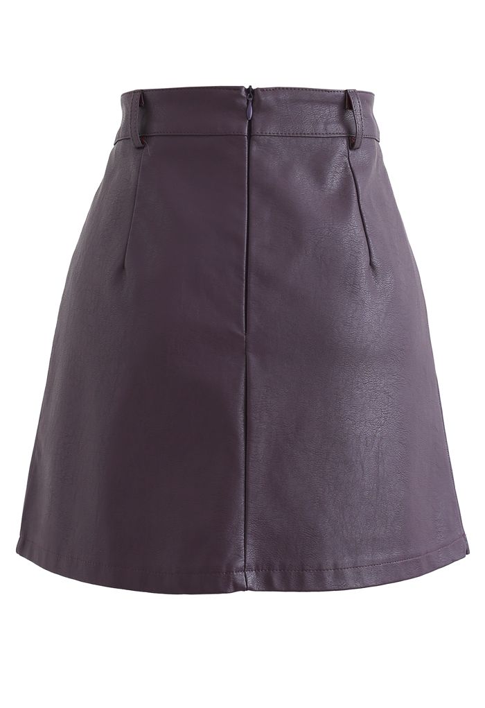 Mini-jupe plissée en faux cuir avec ceinture en violet