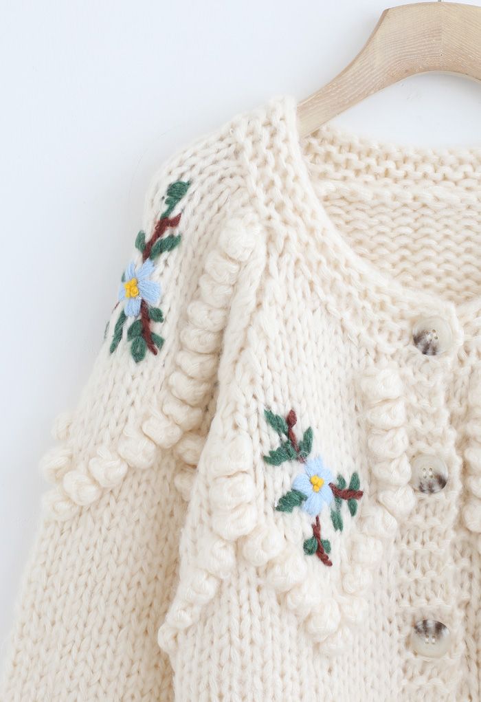 Cardigan tricoté à la main avec pompons en zigzag et points floraux