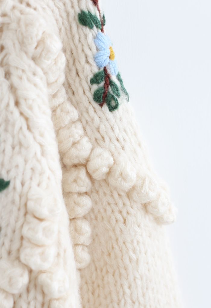 Cardigan tricoté à la main avec pompons en zigzag et points floraux