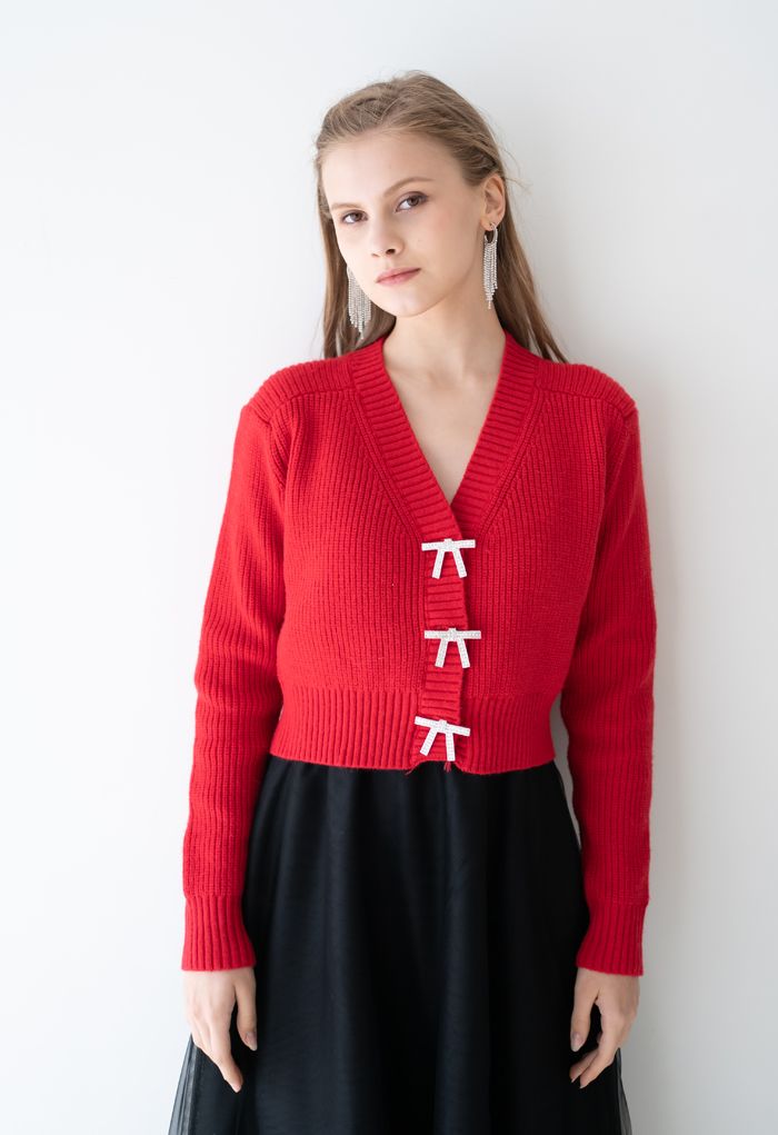Cardigan court boutonné en tricot avec broche nœud papillon en rouge