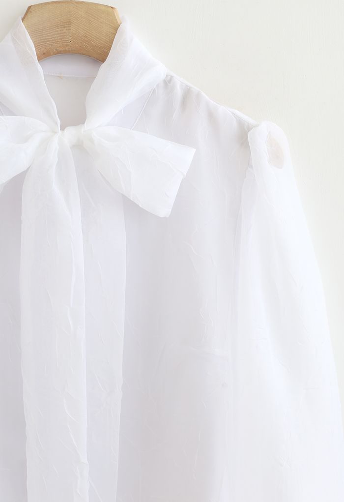 Chemise boutonnée transparente à nœud papillon en blanc