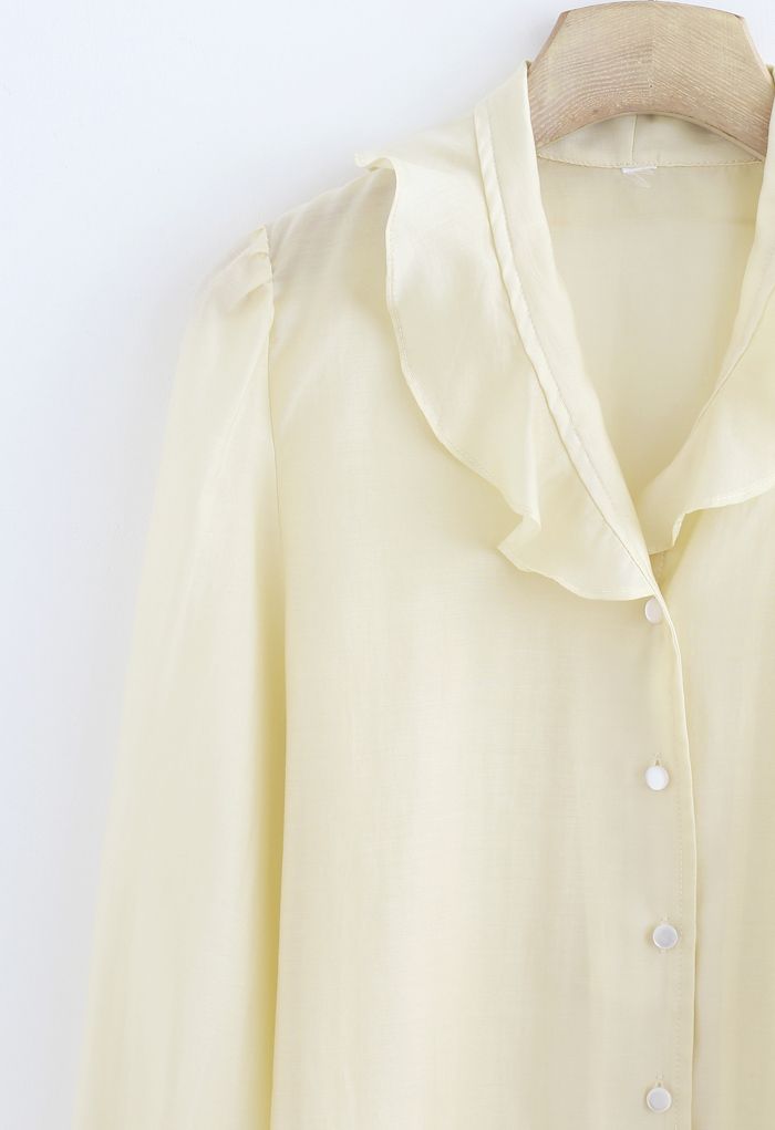 Chemise boutonnée à volants semi-transparents en crème