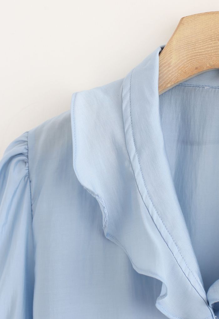 Chemise boutonnée à volants semi-transparents en bleu