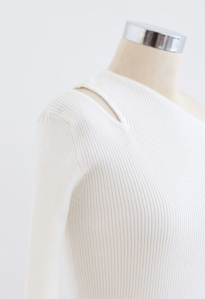 Haut asymétrique en tricot ajusté à épaules dénudées et découpes en blanc