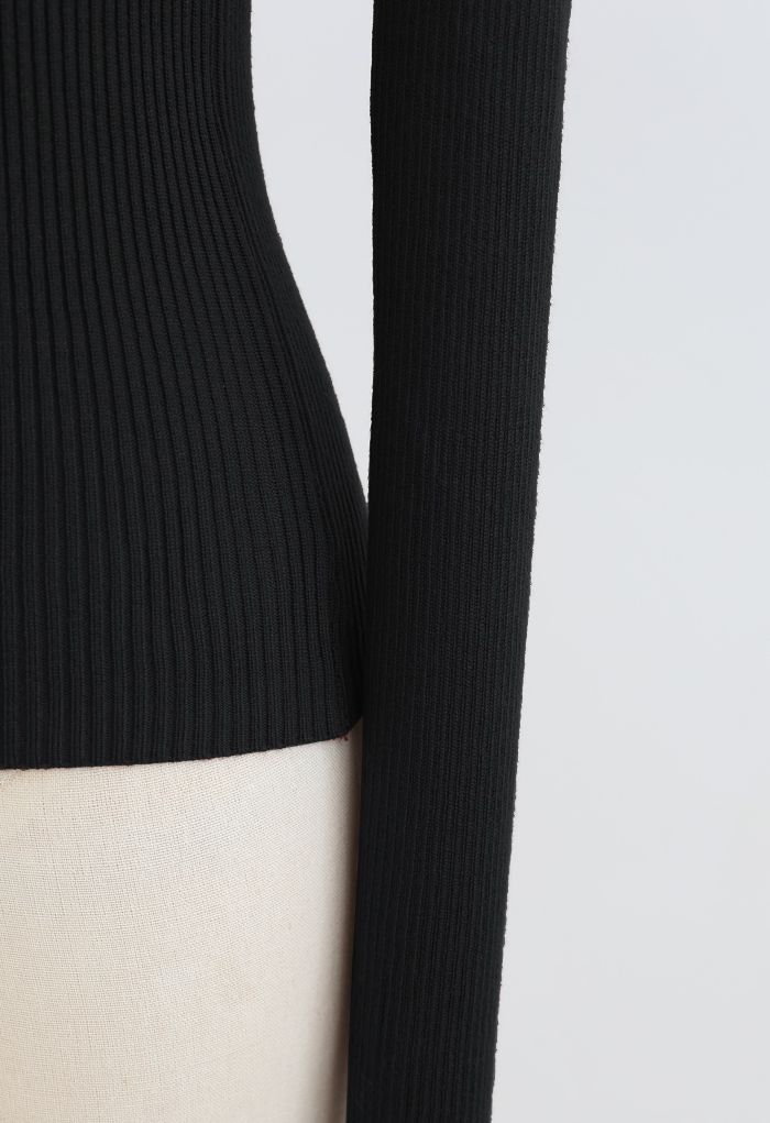 Haut asymétrique en tricot ajusté à épaules dénudées et découpes en noir