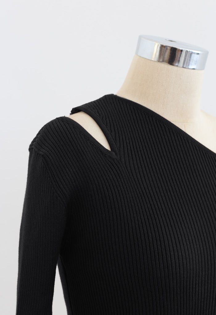 Haut asymétrique en tricot ajusté à épaules dénudées et découpes en noir