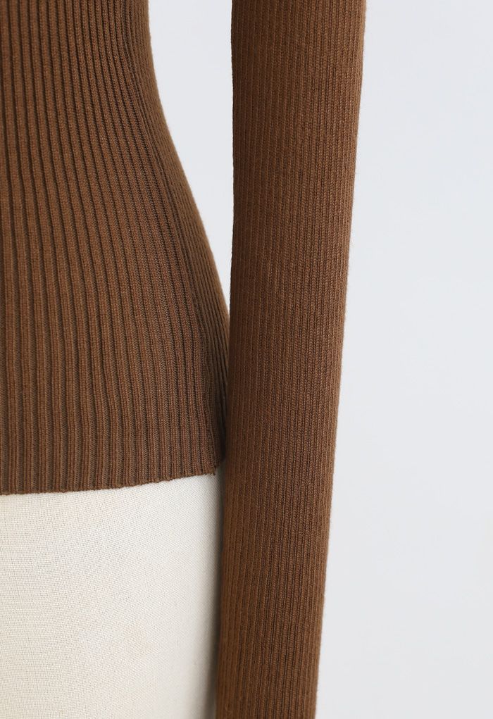 Haut asymétrique en tricot ajusté à épaules dénudées et découpes en marron