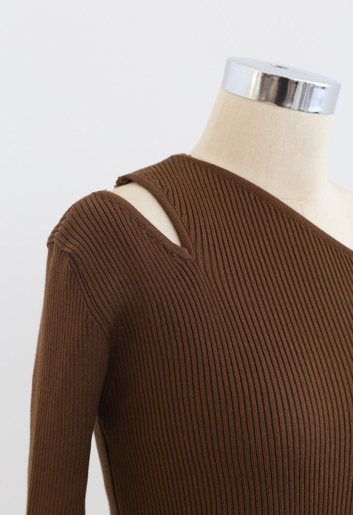 Haut asymétrique en tricot ajusté à épaules dénudées et découpes en marron
