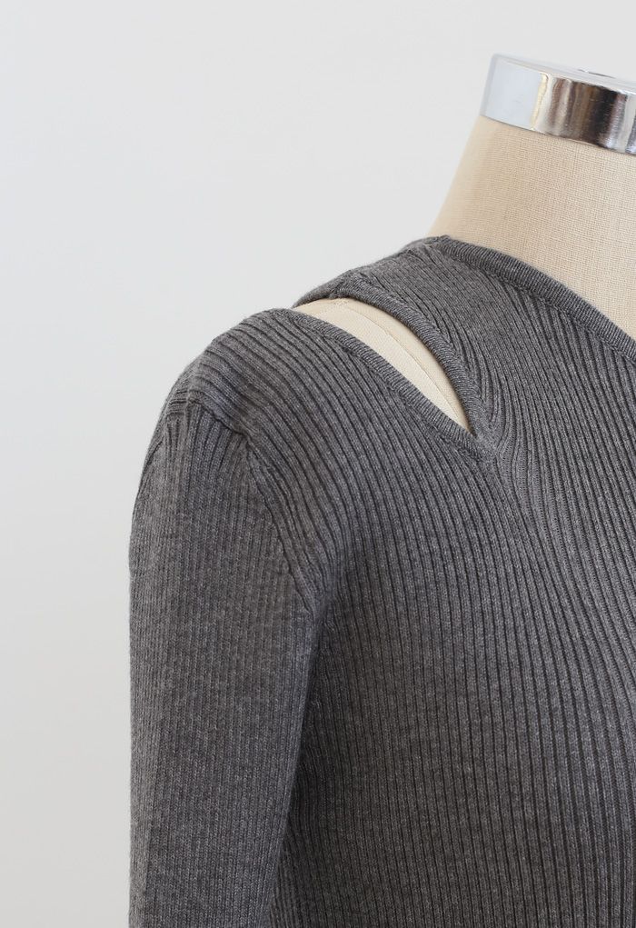 Haut asymétrique en tricot ajusté à épaules dénudées et découpes en gris