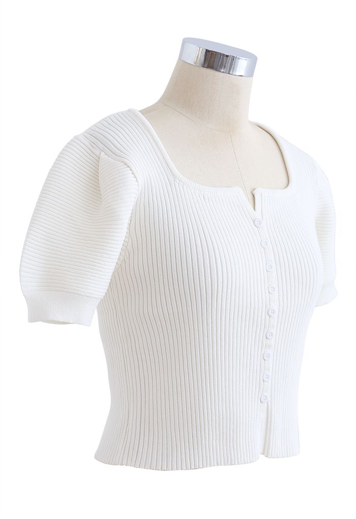 Haut en tricot boutonné à manches courtes en blanc