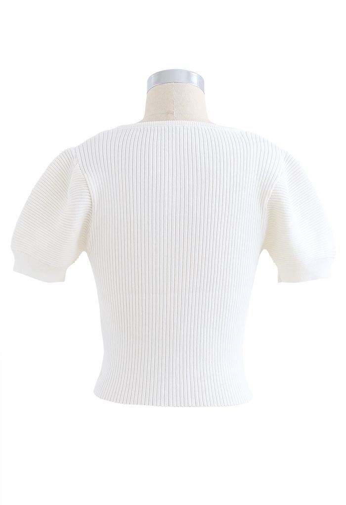 Haut en tricot boutonné à manches courtes en blanc