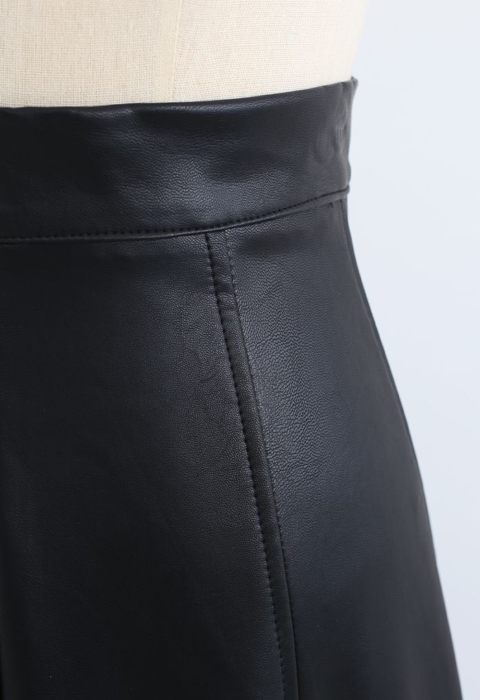 Jupe trapèze en faux cuir souple en noir
