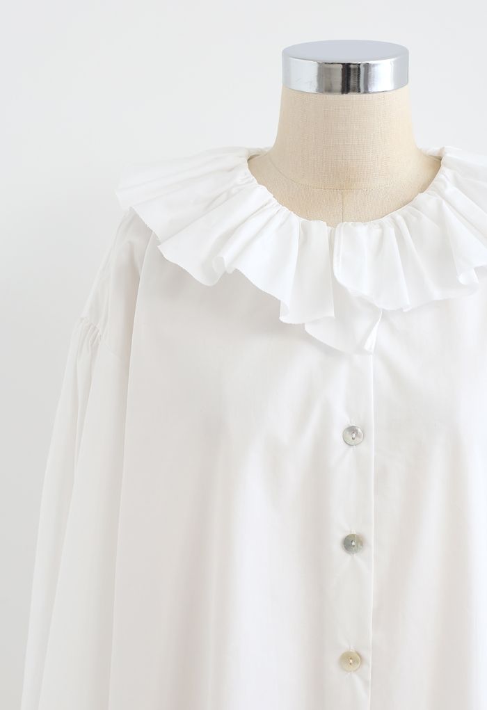 Chemise ample boutonnée à col volanté en blanc