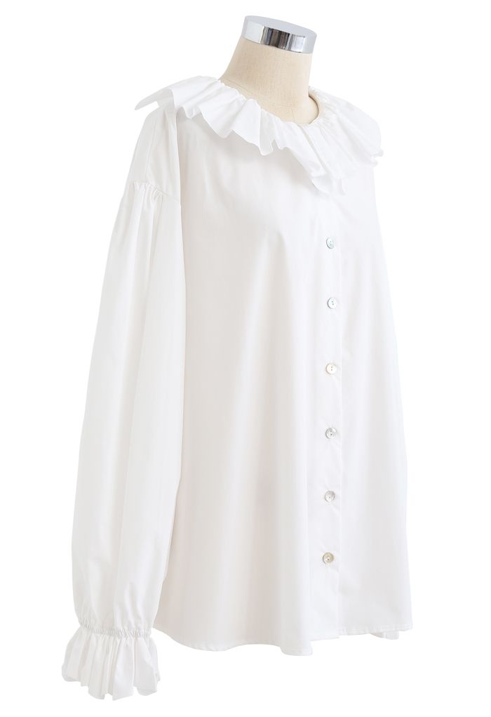 Chemise ample boutonnée à col volanté en blanc