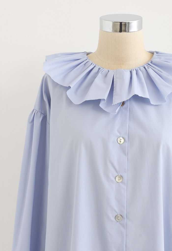 Chemise ample boutonnée à col volanté en bleu
