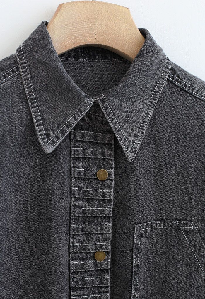 Chemise en jean plissée et boutonnée sur le devant en fumé