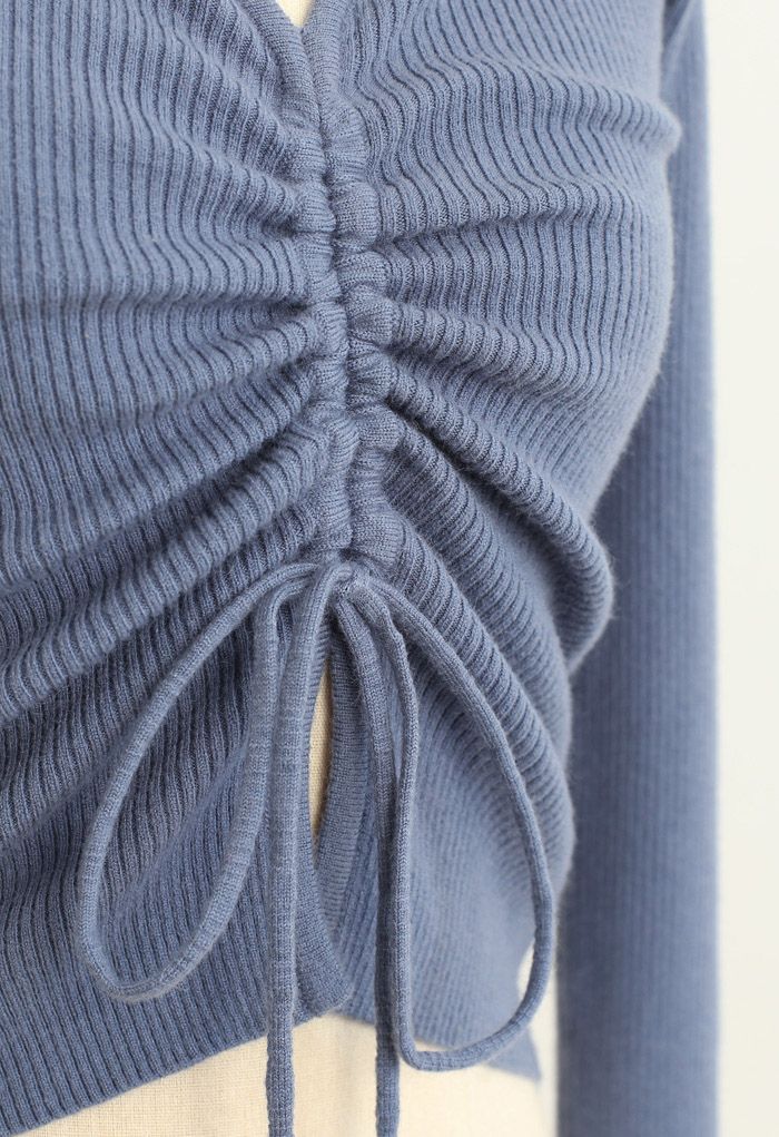 Haut en tricot ajusté à col avec cordon de serrage en bleu