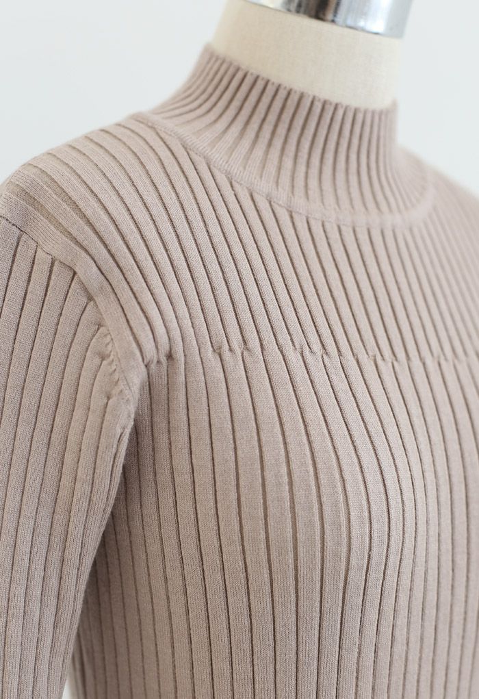 Robe mi-longue ajustée en tricot côtelé à lignes contrastées en fauve