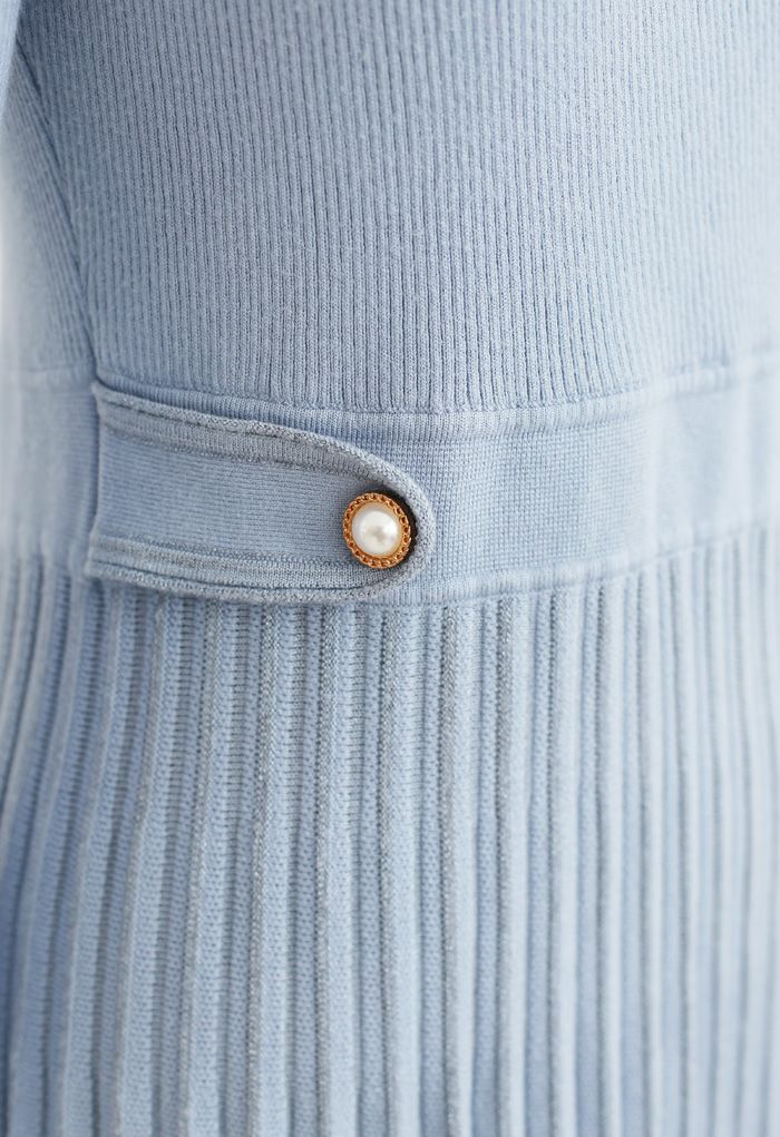 Robe en maille plissée portefeuille ornée de boutons en bleu