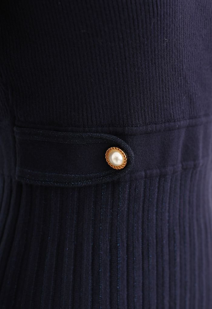 Robe en maille plissée portefeuille ornée de boutons en bleu marine