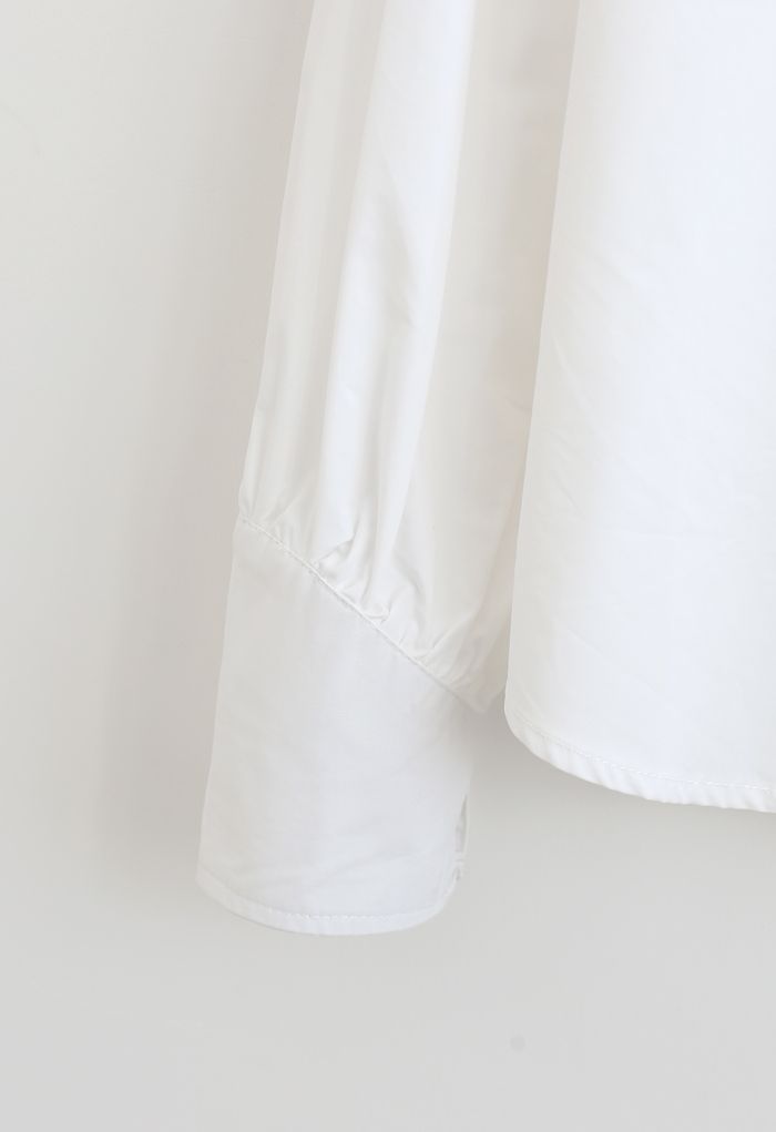 Chemise boutonnée à ruban fleur amovible en blanc