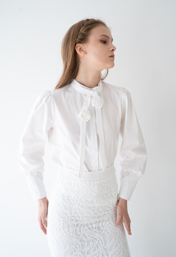 Chemise boutonnée à ruban fleur amovible en blanc