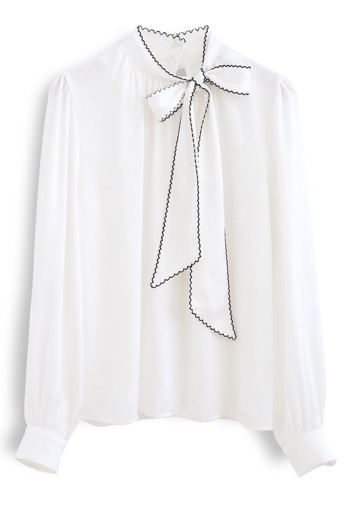 Top en satin texturé avec nœud à bords cousus en blanc