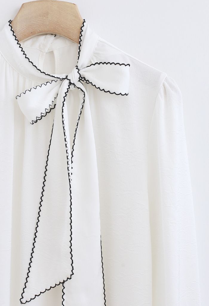 Top en satin texturé avec nœud à bords cousus en blanc
