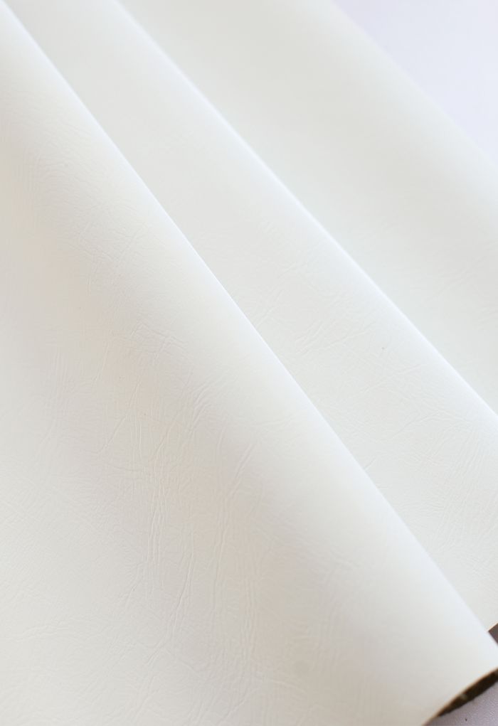 Jupe mi-longue trapèze élégante en similicuir en blanc