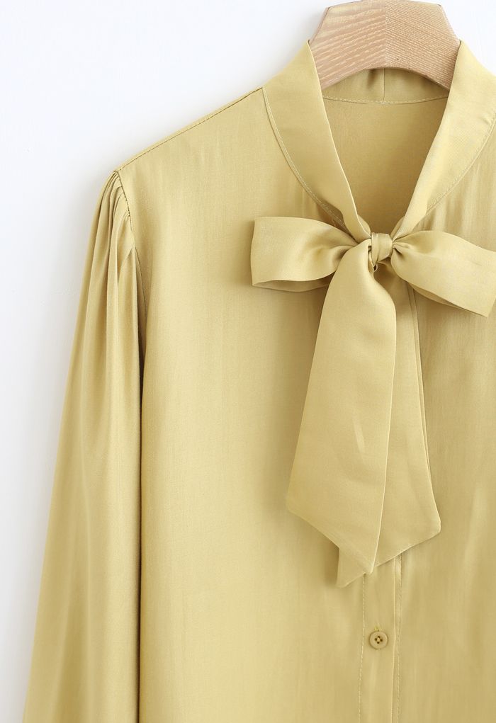 Chemise boutonnée scintillante à nœud papillon en moutarde