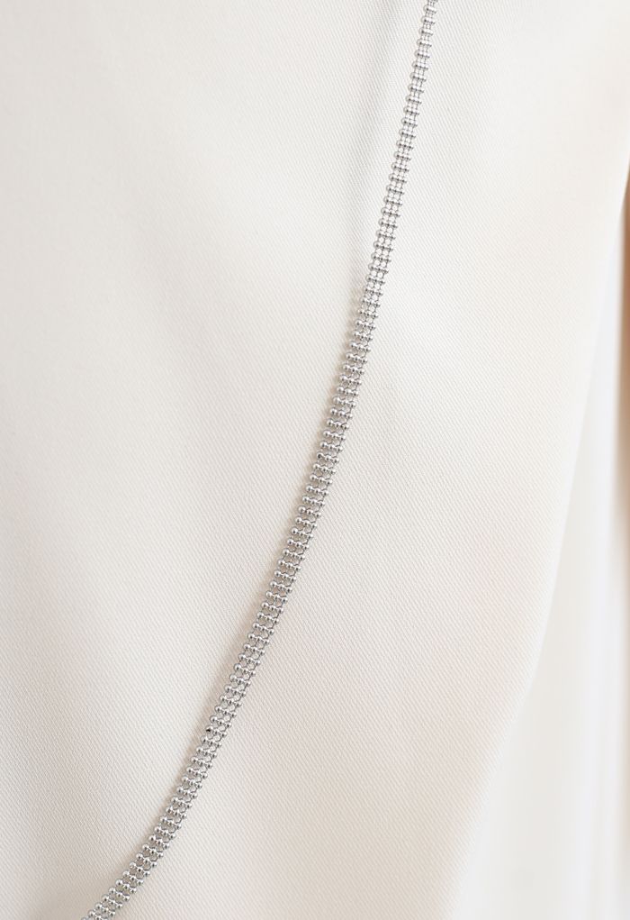 Jupe crayon fendue bordée de perles avec chaîne en crème