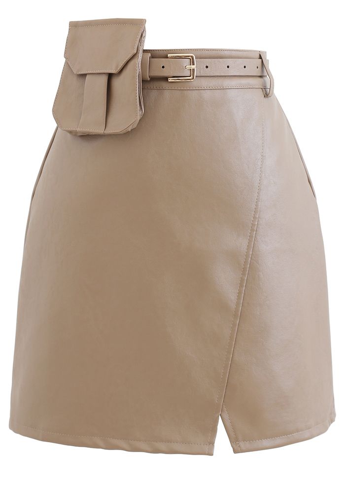 Mini jupe boutonnée en similicuir avec poche ceinturée en fauve