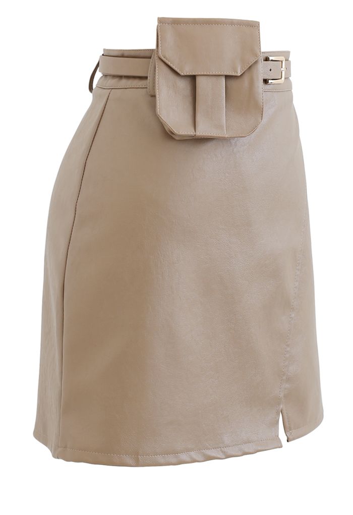 Mini jupe boutonnée en similicuir avec poche ceinturée en fauve