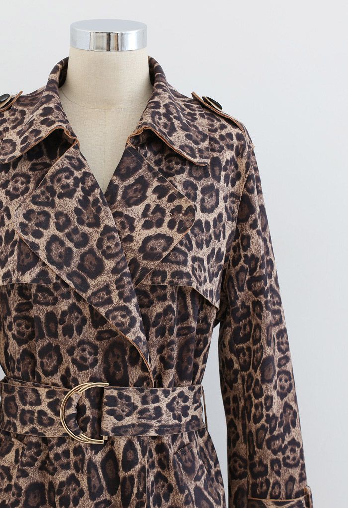 Manteau long fendu en daim à ceinture léopard