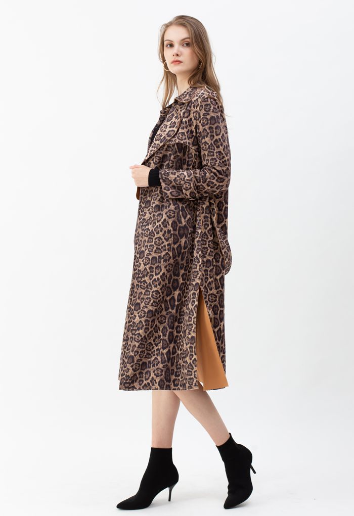 Manteau long fendu en daim à ceinture léopard