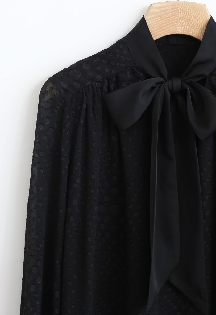 Chemise en mousseline de soie jacquard à pois en noir