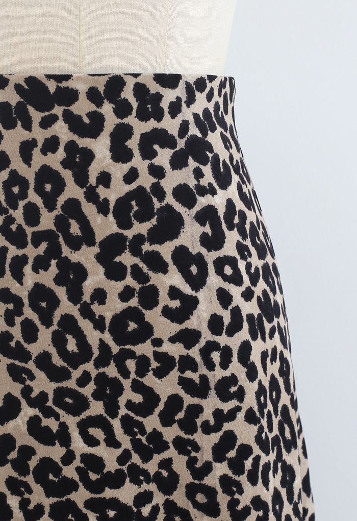 Jupe mi-longue évasée à imprimé léopard sauvage