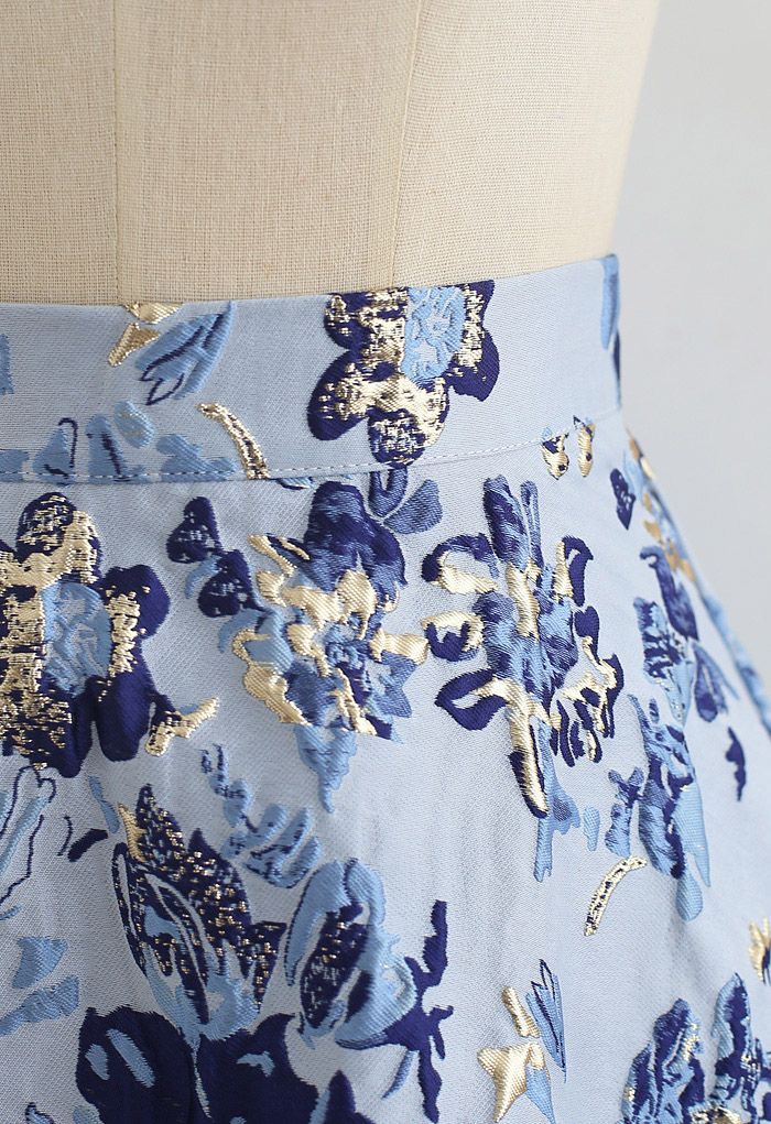 Jupe mi-longue bleue en jacquard à fleurs embossées
