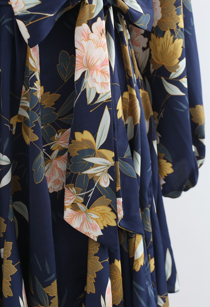 Robe à volants bleu marine à imprimé floral et manches bouffantes