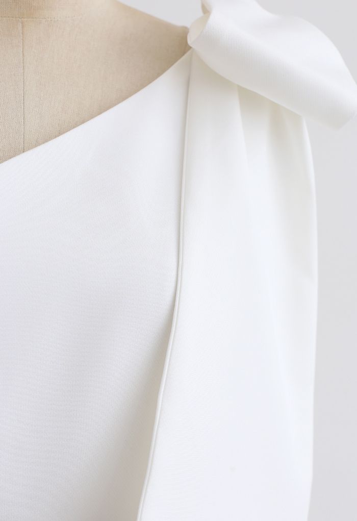 Robe droite fendue oblique à bretelles et nœud en blanc