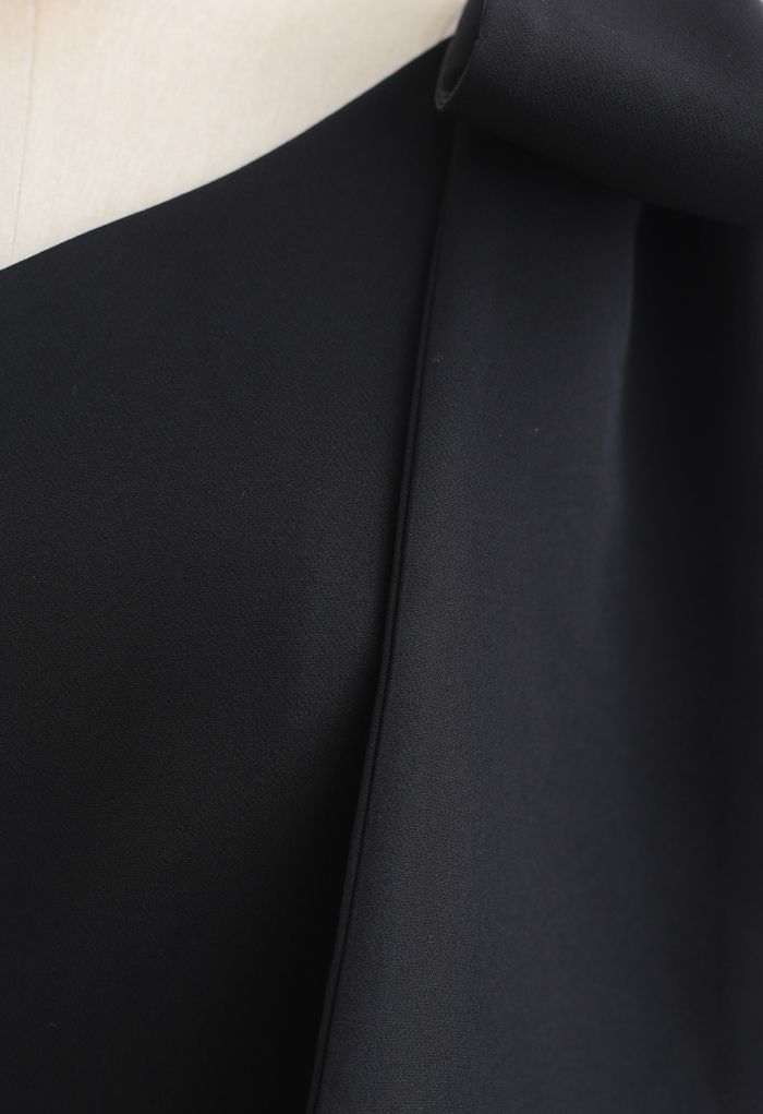 Robe droite fendue oblique à bretelles et nœud en noir