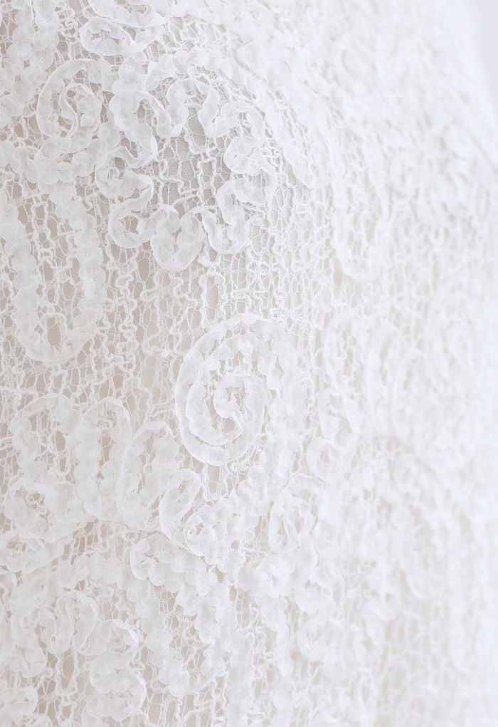 Haut en dentelle florale 3D à manches courtes en blanc