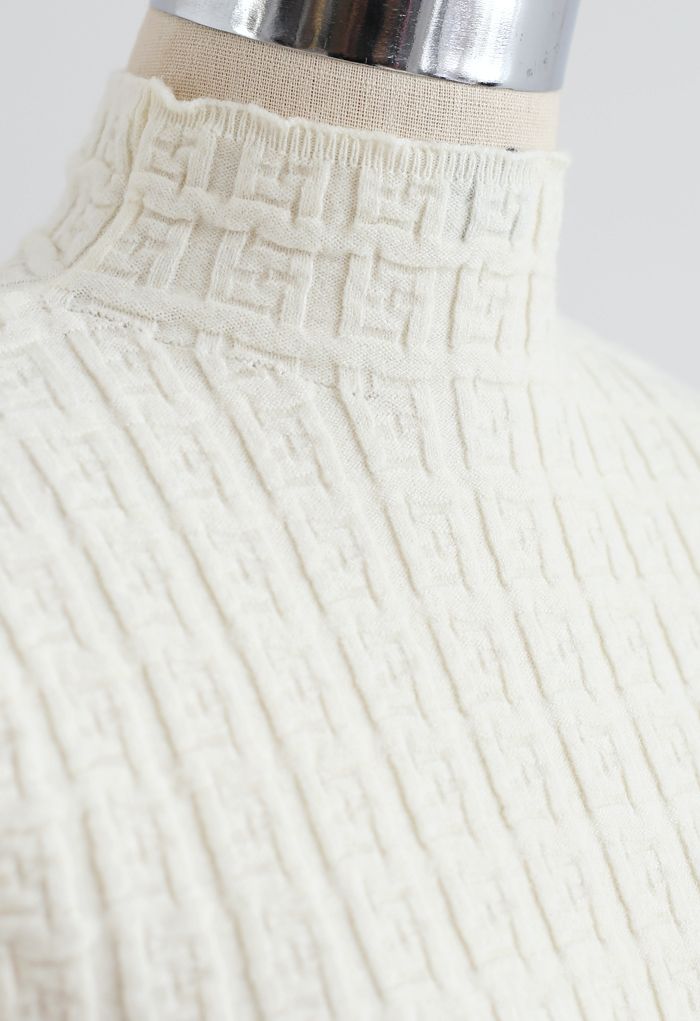 Haut ajusté en tricot à col haut et relief labyrinthe en crème