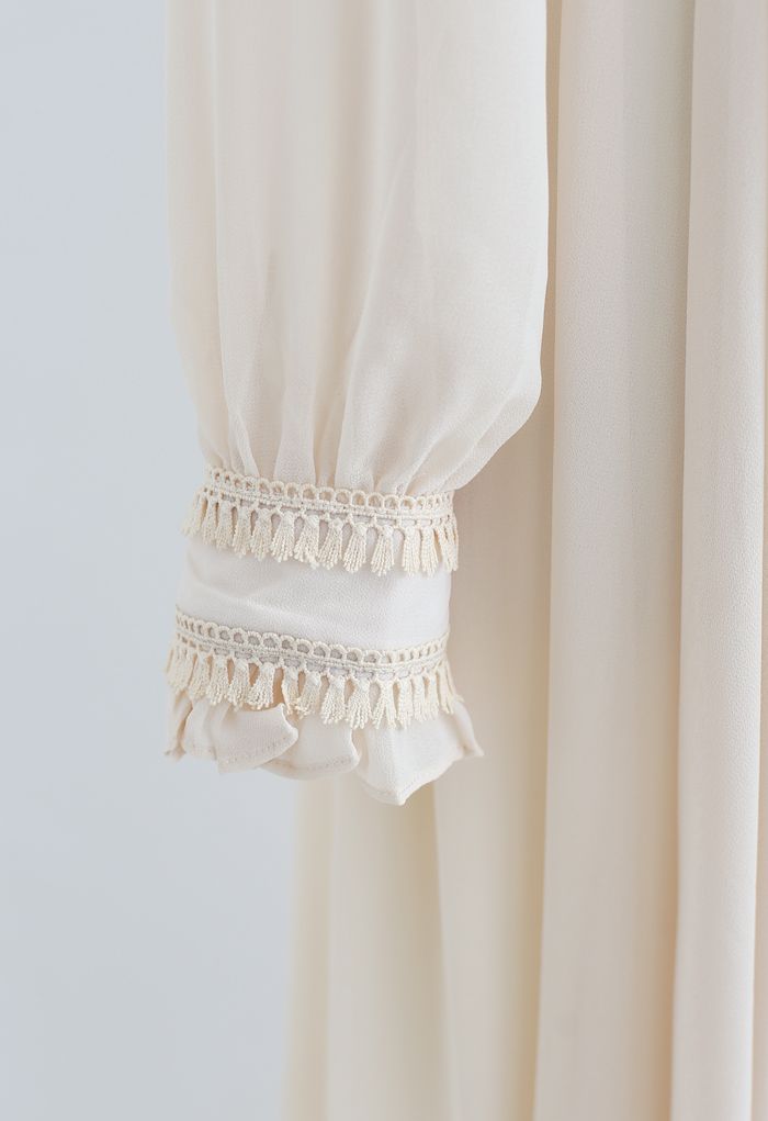 Robe longue asymétrique à volants et col foulard en crème